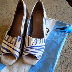 Toms Wedge Shoes blue and white stripped.